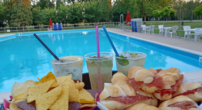 Aperitivo in piscina